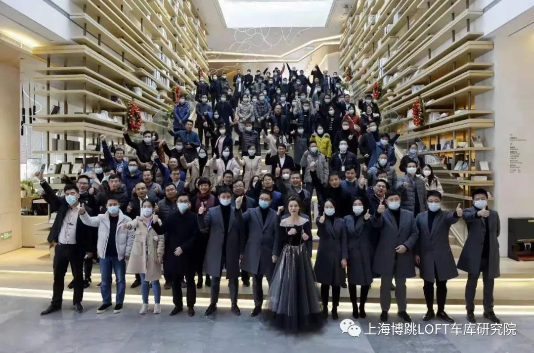东丽全国一百多人在华侨城汉口道6号参观研讨LOFT专利车库技术！
